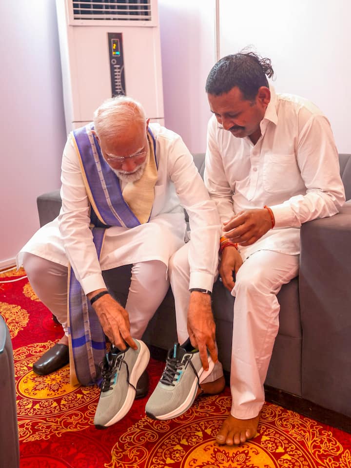 प्रधानमंत्री नरेंद्र मोदी ने बाबा साहेब भीमराव अंबेडकर की जयंती पर हरियाणा के यमुनानगर (कैथल) का दौरा किया था. इस दौरान अपने एक प्रशंसक और बीजेपी वर्कर रामपाल कश्यप से मुलाकात की और नए जूते भेंट किए.