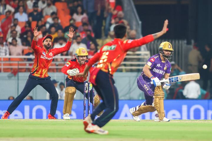 युजवेंद्र चहलनं केकेआरच्या फलंदाजीला सुरुंग लावला. कॅप्टन अजिंक्य रहाणे आणि अंगकृष रघुवंशी यांची 50 धावांची भागीदारी मोडण्यात चहलला यश आलं. अजिंक्य रहाणेला त्यानं 17 धावांवर बाद केलं.