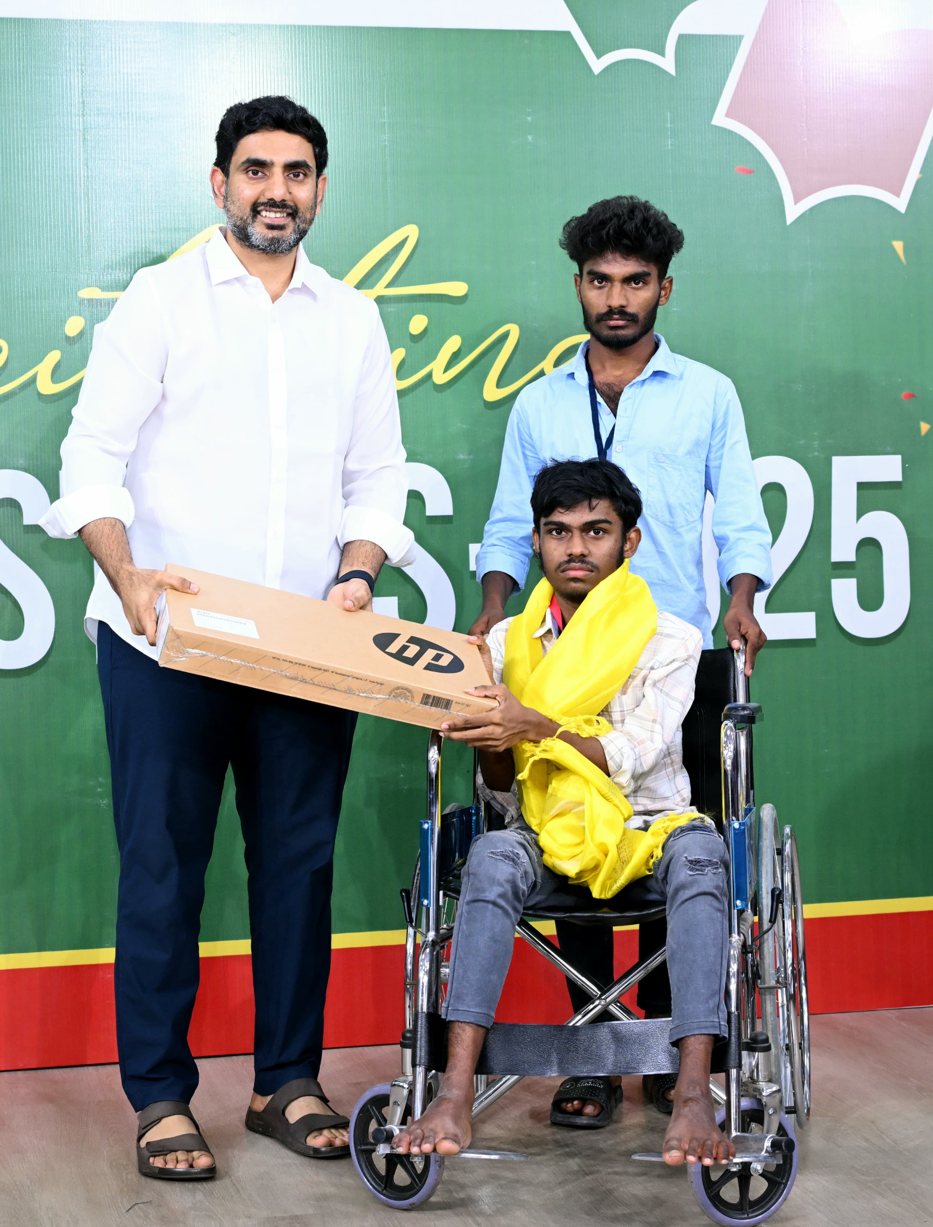 Minister Lokesh : ప్రభుత్వ కాలేజీల్లో టాపర్‌లకు లోకేష్ సన్మానం, నేనూ రుద్దుడు బ్యాచ్చేనంటూ కామెంట్