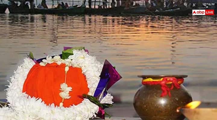लेकिन क्या आप जानते हैं आखिर क्यों दाह संस्कार के तीन दिन बाद ही इकट्ठा की जाती है अस्थियां. गरुड़ पुराण के अनुसार दाह संस्कार के तीन, सात या नौवें दिन अस्थि इकट्ठा की जा सकती हैं.