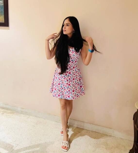 শ্বশুর নামি ক্রিকেটার, আইপিএলের মাঝেই ঝড় তুলেছেন তরুণী