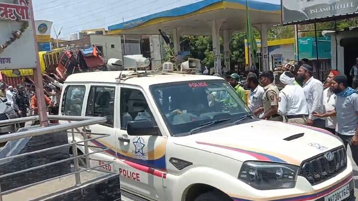 परळी शहरातील मुख्य रस्त्यावरील छत्रपती शिवाजी महाराज चौक व एक मिनार चौकात घोषणाबाजी करत काही मुस्लिम नागरिकांनी हातात काळे झेंडे दाखवत ही घोषणाबाजी केलीय.