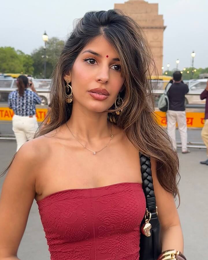 Jasmine Walia has visited India Gate in Delhi. During this, she was seen wearing an off shoulder top of maroon color.