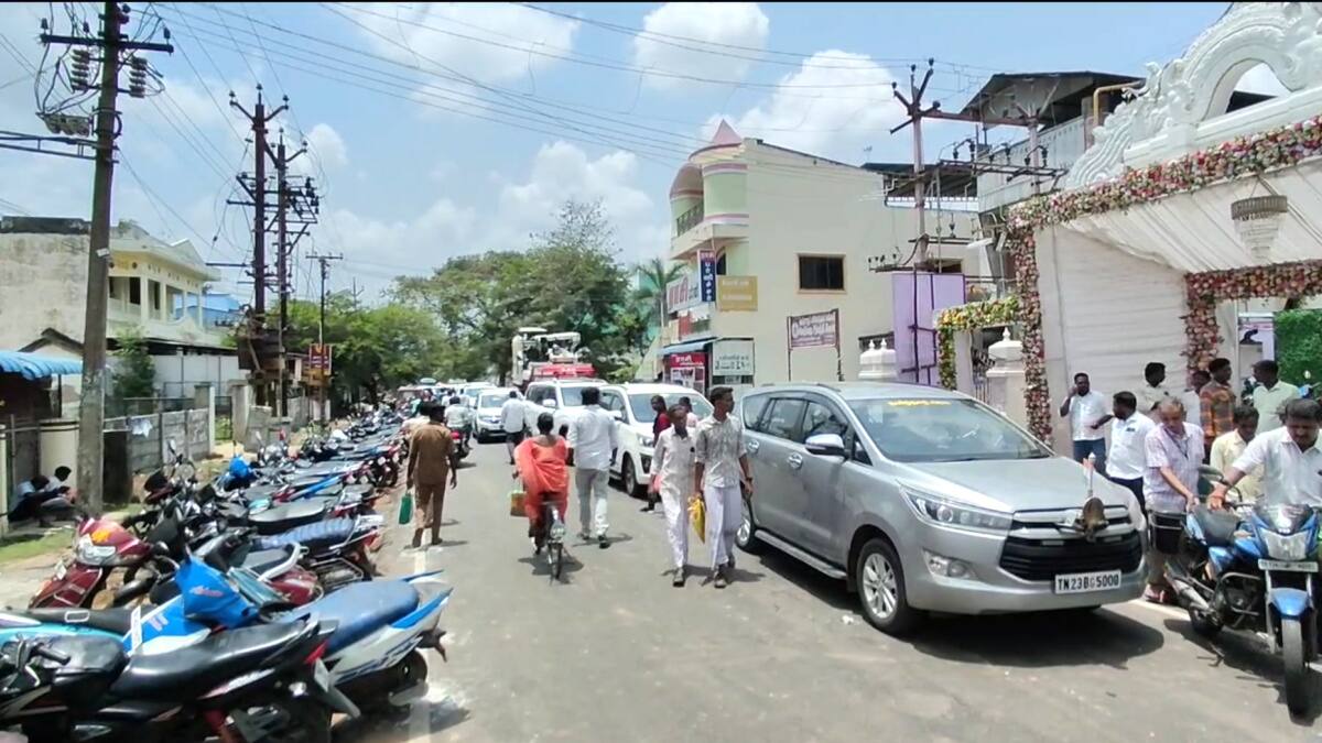 இது புதுசா இருக்குண்ணே..! காய்கறி கூடைகளைக் கொண்டு சாலையை மறித்த திமுக - என்ன நடந்தது..?