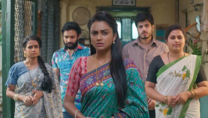 ఏంటి అని అడిగితే మ్యారేజ్ డే కదా. మీకు పిల్లలు గిఫ్ట్​లు ఇస్తారు కదా అంటే. వీళ్లా.. కనీసం ఇప్పటికీ ఓ చీర కూడా కొనలేదు వీళ్లు అంటూ బాధపడి వెళ్లిపోతుంది.