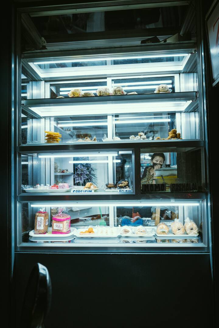 उन्हाळ्यात लोक अनेकदा उरलेले अन्न फ्रीजमध्ये ठेवतात. यानंतर, उरलेले थंड अन्न पुन्हा गरम करून खाल्ले जाते, यामुळे अन्नाची गुणवत्ता खराब होऊ शकते.