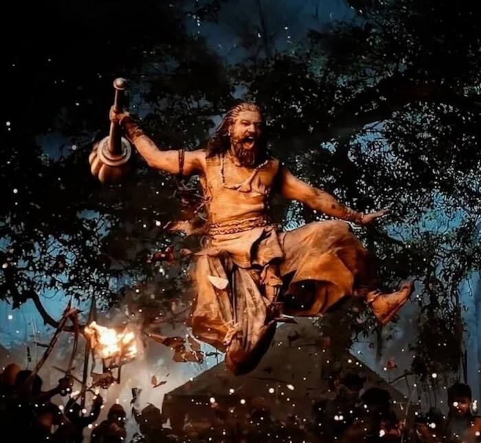 ओटीटीवरची टॉप 10 ट्रेडिंग लिस्ट पुन्हा एकदा बदलली आहे. यावेळी, 2025 मधील सर्वाधिक कमाई करणाऱ्या चित्रपटानं ओटीटीची शर्यत जिंकली आहे आणि पहिलं स्थान पटकावलं आहे. चित्रपट प्रदर्शित होऊन जवळजवळ दोन महिने झाले, पण त्याची क्रेझ अजूनही शिगेला पोहोचली आहे. आपण ज्या चित्रपटाबद्दल बोलत आहोत, त्याचं नाव 'छावा' आहे.