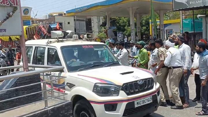 किरीट सोमय्यांच्या ताफ्याला पोलिसांचा मोठा बंदोबस्त असतो, तरीही नागरिकांना आपल्या संतप्त भावना व्यक्त करत सोमय्या यांच्या ताफ्यासमोर काळ झेंडे फडकावले