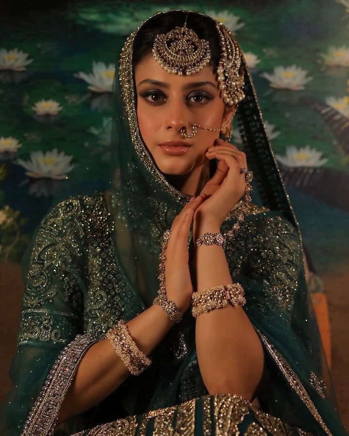 ईशा मालवीय ने हाल ही में बताया कि स्क्रीन पर कोई भी किरदार निभाने में उन्हें खुशी मिलती है. ईशा ने कहा कि उन्हें गर्व है कि वो वर्सेटाइल अभिनेत्री हैं.