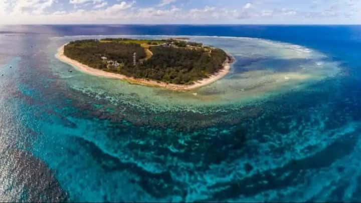 इसकी दूरी का अंदाजा इस बात से लगाया जा सकता है कि यहां से अंतरिक्ष की दूरी करीब 400 किलोमीटर है.