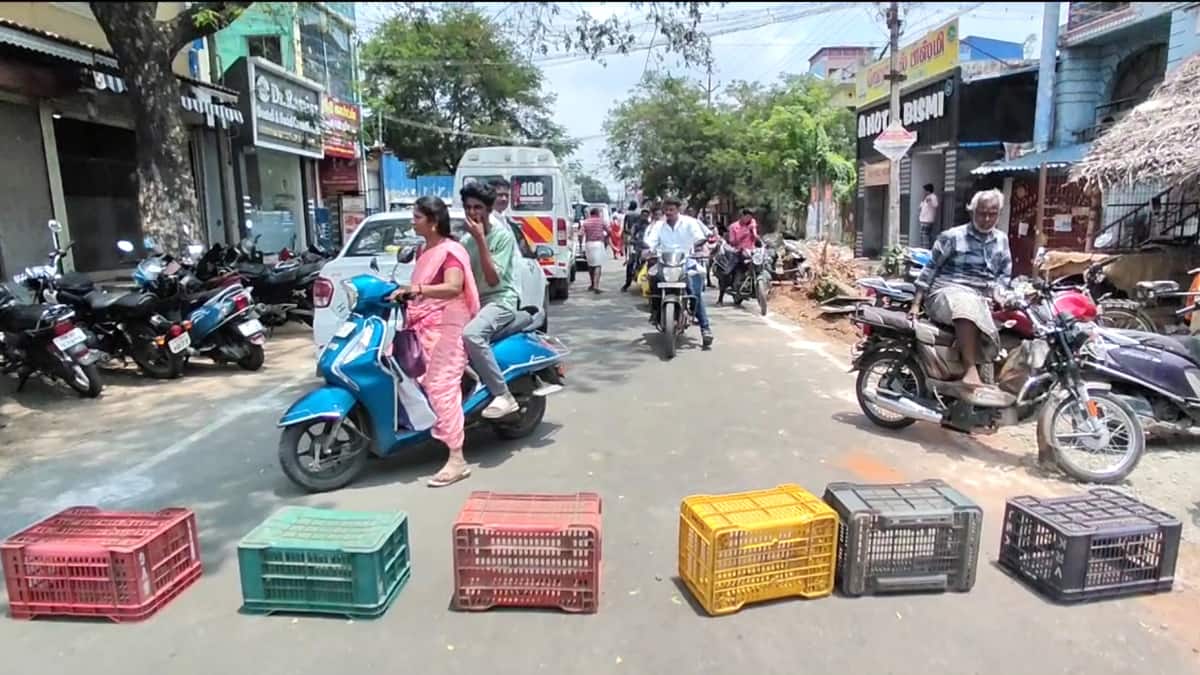 இது புதுசா இருக்குண்ணே..! காய்கறி கூடைகளைக் கொண்டு சாலையை மறித்த திமுக - என்ன நடந்தது..?