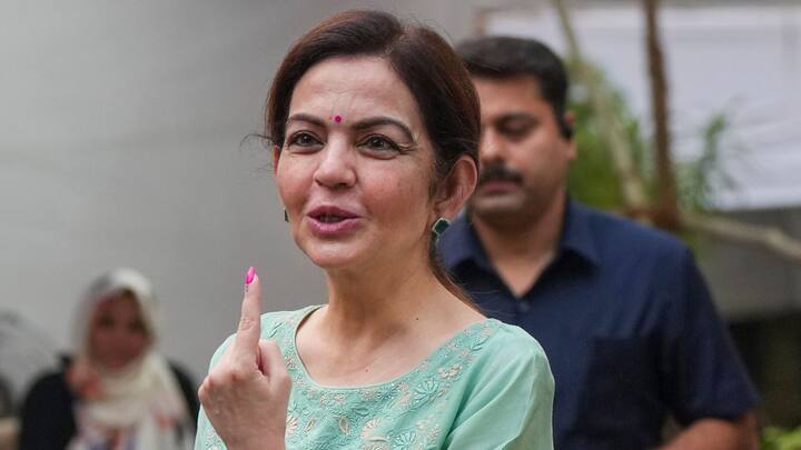 নীতা অম্বানি ওই ব্যক্তিকে বলেন, 'সবই বাবার (সাঁই বাবা) ইচ্ছে।' যেন বোঝাতে চাইলেন, যা হয়েছে ঈশ্বরের ইচ্ছেতেই।