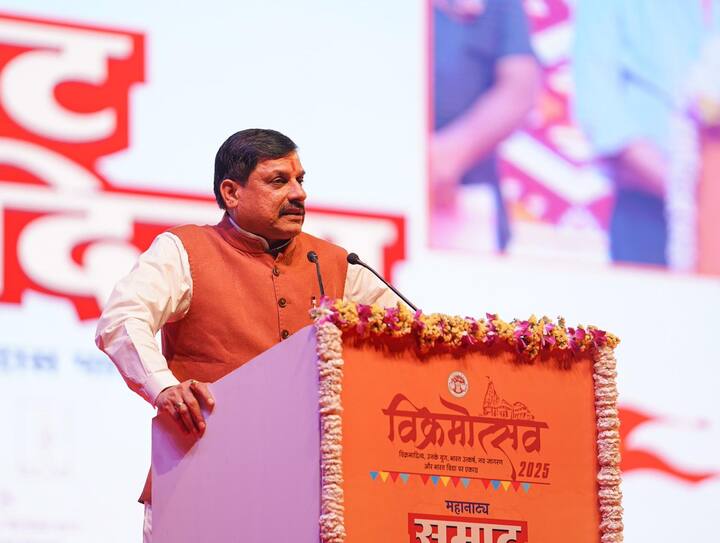 वहीं एमपी के मुख्यमंत्री मोहन यादव ने मंच से सभी अतिथियों और कलाकारों का स्वागत किया. उन्होंने कहा, “दिल्ली में 12, 13 और 14 अप्रैल को जो भव्य नाट्य मंचन हुआ, उसने हमारे अतीत के स्वर्णिम क्षणों को जीवंत कर दिया. सम्राट विक्रमादित्य का जीवन हमें सिखाता है कि जनता की सेवा ही सच्चा शासन है. उन्होंने अपने समय में स्वयं को महाराज के बजाय जनसेवक माना. आज भी हमारे प्रधानमंत्री प्रधानसेवक कहलाते हैं, यह परंपरा का ही प्रतिबिंब है.”