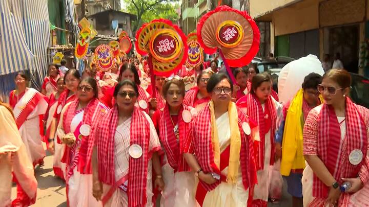 নববর্ষের আবাহনে মেতে উঠেছে গোটা বাংলা। প্রিয়জনের সঙ্গে ভাগ করে নেওয়া নতুন বছরের আনন্দ।