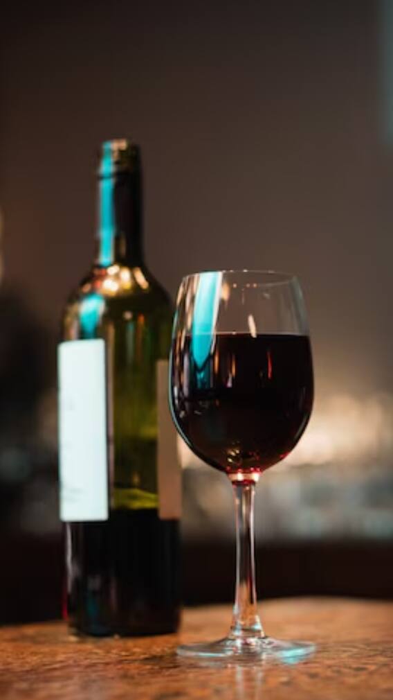 रेड वाइन को लाल करने के लिए क्या डाला जाता है?