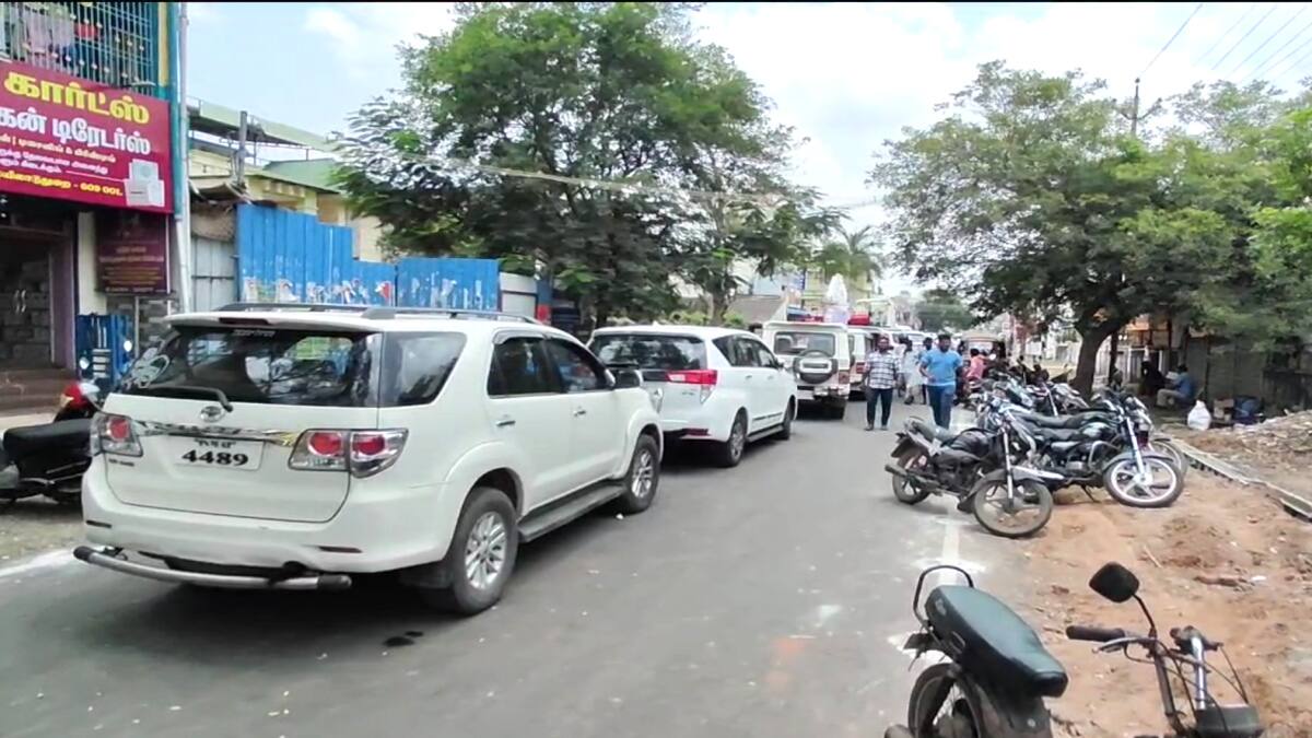 இது புதுசா இருக்குண்ணே..! காய்கறி கூடைகளைக் கொண்டு சாலையை மறித்த திமுக - என்ன நடந்தது..?