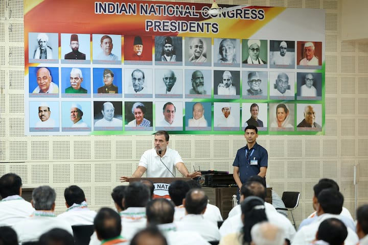 અમદાવાદ: લોકસભામાં વિપક્ષના નેતા રાહુલ ગાંધી 15 એપ્રિલ અને 16 એપ્રિલ બે દિવસીય ગુજરાત પ્રવાસ પર છે. આ દરમિયાન તેઓ રાજ્યમાં પાયાના સ્તરે કોંગ્રેસ સંગઠનને પુનર્જીવિત કરવા માટે એક પાયલોટ પ્રોજેક્ટ શરૂ કરશે. આ પહેલને રાજ્યમાં સંગઠનને મજબૂત કરવાની દિશામાં પાર્ટી માટે એક મહત્વપૂર્ણ પગલું માનવામાં આવી રહ્યું છે.