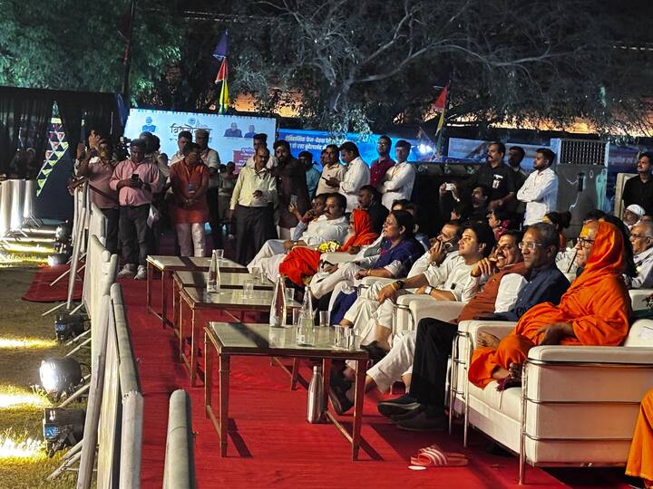 दिल्ली के लाल किले में विक्रमोत्सव कार्यक्रम के अंतिम दिन केंद्रीय मंत्री ज्योतिरादित्य सिंधिया, मध्य प्रदेश के मुख्यमंत्री मोहन यादव, दिल्ली की मुख्यमंत्री रेखा गुप्ता, राज्यसभा के उपसभापति हरिवंश नारायण सिंह, बीजेपी के मध्य प्रदेश अध्यक्ष वीडी शर्मा, केंद्रीय मंत्री सावित्री ठाकुर और दिल्ली सरकार के मंत्री आशीष सूद सहित कई गणमान्य अतिथियों ने सहभागिता की.