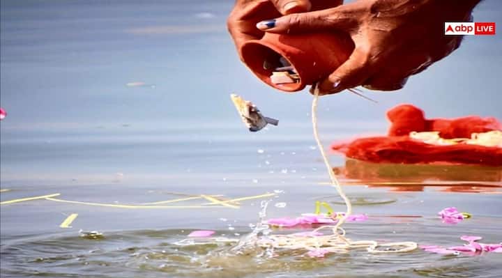 अस्थि विसर्जन का अर्थ होता है मृतक की हड्डियों और राख को किसी पवित्र नदी में विसर्जित करना. शास्त्रों में दाह संस्कार के अधिकतम तीन दिन तक अस्थि विसर्जन कर देना उपयुक्त बताया गया है.