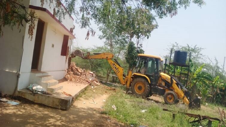 Thanjavur news Removal of encroachments by private companies tnn இந்திய கம்யூ., கட்சியின் தொடர் போராட்டம்... தனியார் நிறுவனங்கள் செய்திருந்த ஆக்கிரமிப்பு அகற்றம்