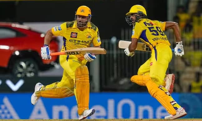 ધોનીએ 270 IPL મેચોમાં 3883 રન બનાવ્યા છે. લખનઉ સામેની મેચનો સ્કોર આમાં સામેલ નથી.આઈપીએલ દરમિયાન ધોનીની વિકેટકીપિંગની ખૂબ ચર્ચા થાય છે. તે લગભગ 44 વર્ષનો છે અને હજુ પણ ખેલાડીઓને ખૂબ જ ઝડપથી આઉટ કરે છે.