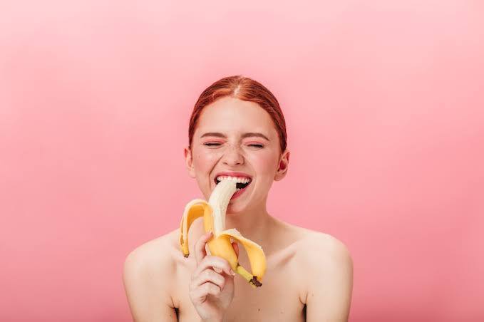 केले में मौजूद विटामिन B6 और मैग्नीशियम ब्लड सर्कुलेशन को बेहतर करते हैं और साथ ही स्ट्रेस कम करने में भी मदद करते हैं. रोजाना एक केला खाने से दिमाग भी रिलैक्स रहता है. इससे कई समस्याओं से छुटकारा मिल सकता है.