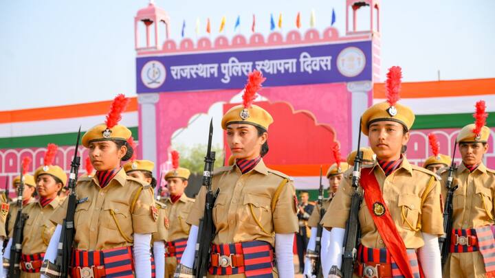 शर्मा ने कांस्टेबल से पुलिस निरीक्षक तक के पुलिसकर्मियों को एक्सप्रेस श्रेणी की बसों के अतिरिक्त सेमी डीलक्स बसों में भी निःशुल्क यात्रा की सुविधा उपलब्ध करवाए जाने की घोषणा की.