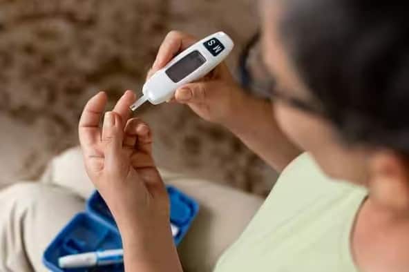 ઇલેક્ટ્રોલાઇટ્સ છે ફાયદાકારક પરંતુ નારિયેળ પાણીમાં પોટેશિયમ, સોડિયમ અને અન્ય ઇલેક્ટ્રોલાઇટ્સ હોય છે જે ઉનાળામાં શરીરને હાઇડ્રેટ રાખવામાં મદદ કરે છે. પરંતુ જ્યારે ડાયાબિટીસના દર્દીઓનું સુગર લેવલ નિયંત્રણમાં ન હોય ત્યારે આ ફાયદાકારક પીણું નુકસાનકારક પણ હોઈ શકે છે, તેથી તેને ટાળવું જોઈએ.