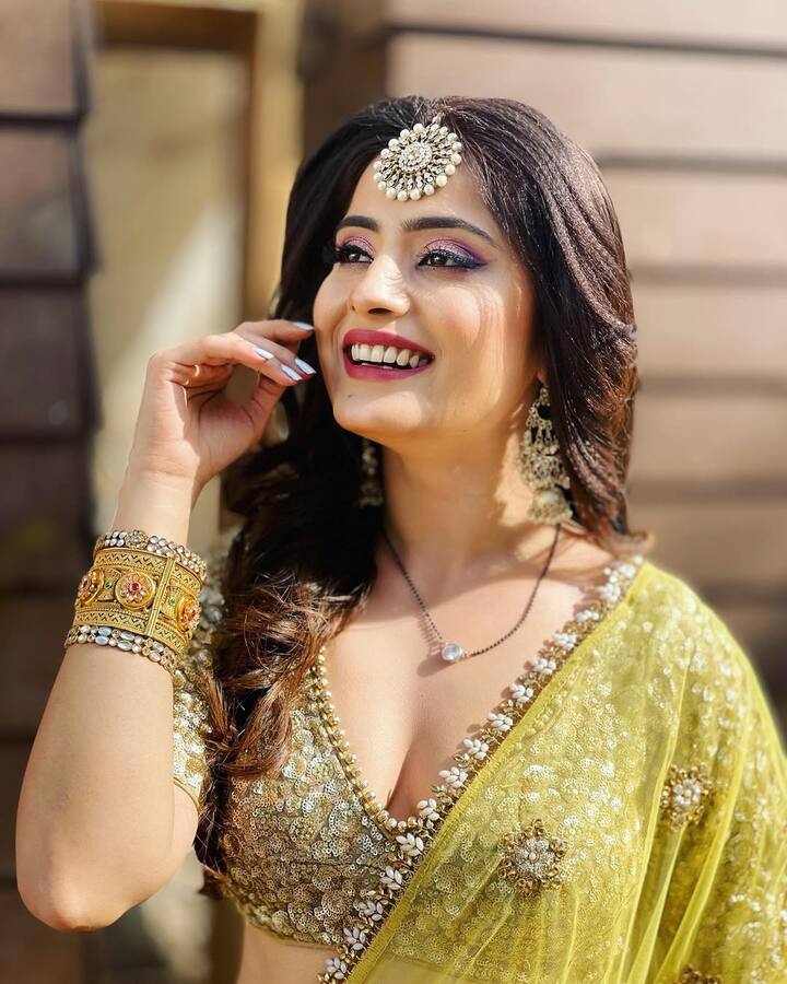 'ये रिश्ता क्या कहलाता है' में दिखाई दीं वैशाली टक्कर ने 30 साल की उम्र में सुसाइड कर लिया था. रिपोर्ट्स की मानें तो एक्ट्रेस एक सुसाइड नोट छोड़ गई थीं जिसमें उन्होंने बताया था कि उनका एक्स बॉयफ्रेंड उन्हें हैरेस कर रहा था.