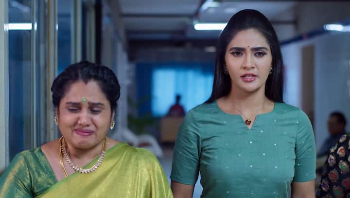 సుమత్రి దగ్గరకు వచ్చిన జ్యోత్స్న తన కూతురు జోలికి వస్తే దీప ఊరుకోనని చెప్పింది. నా తండ్రి జోలికి వస్తే నేను కూడా అంతే ఊరుకోను అంటూ సుమిత్రతో చెప్తుంది జ్యోత్స్న.