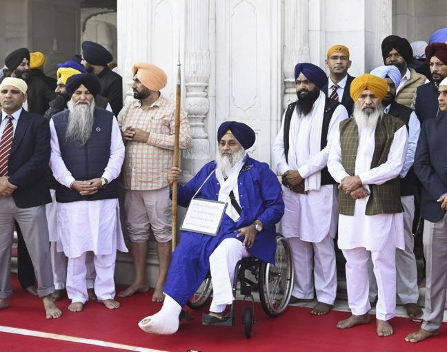 Complaint reaches Sri Akal Takht Sahib again Against Sukhbir Badal ਕਸੂਤੇ ਫਸੇ ਸੁਖਬੀਰ ਬਾਦਲ ! ਮੁੜ ਤੋਂ ਸ੍ਰੀ ਅਕਾਲ ਤਖ਼ਤ ਸਾਹਿਬ ਪਹੁੰਚੀ ਸ਼ਿਕਾਇਤ, ਸਾਬਕਾ ਜਥੇਦਾਰਾਂ ਖ਼ਿਲਾਫ਼ ਕੀਤੀਆਂ ਸੀ ਟਿੱਪਣੀਆਂ, ਜਾਣੋ ਪੂਰਾ ਮਾਮਲਾ