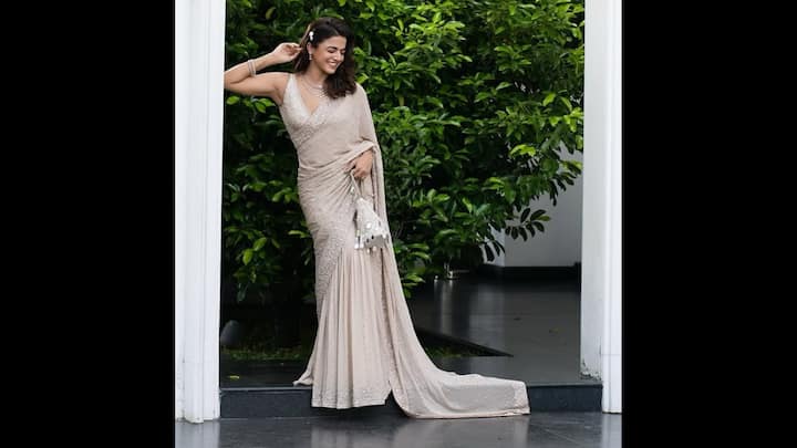 1. Ethereal Beige Look: Wamiqa Gabbi stunned in an ethereal beige saree that had delicate embellishments all over it. The actress paired her look with a heavily embroidered matching deep V-neck blouse. She completed her look with a poti bag and delicate jewellery that gave her a graceful look. (Image Source: Instagram/@wamiqagabbi)