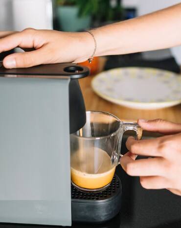 ਖੋਜਕਰਤਾਵਾਂ ਨੇ ਸਵੀਡਨ ਵਿੱਚ ਚਾਰ ਦਫ਼ਤਰਾਂ ਵਿੱਚ 14 ਕੌਫੀ ਮਸ਼ੀਨਾਂ ਦਾ ਸਰਵੇਖਣ ਕੀਤਾ। ਖੋਜ ਵਿੱਚ ਪਾਇਆ ਗਿਆ ਹੈ ਕਿ ਮਸ਼ੀਨ ਦੁਆਰਾ ਬਣੀ ਕੌਫੀ ਵਿੱਚ ਕੈਫੇਸਟੋਲ ਅਤੇ ਕਾਹਵੀਓਲ ਵਰਗੇ ਮਿਸ਼ਰਣ ਹੁੰਦੇ ਹਨ। ਇਹ ਐਲਡੀਐਲ ਕੋਲੇਸਟ੍ਰੋਲ ਨੂੰ ਵਧਾ ਸਕਦੇ ਹਨ।