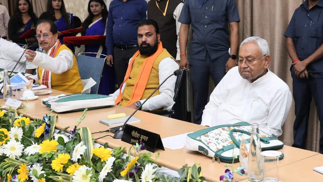 Bihar Big News Many BJP Leaders Including Samrat Choudhary Dilip Jaiswal Reached to meet CM Nitish Kumar Nitish Kumar: बिहार में कुछ होने जा रहा बड़ा? अचानक नीतीश कुमार से मिलने पहुंचे BJP के कई नेता