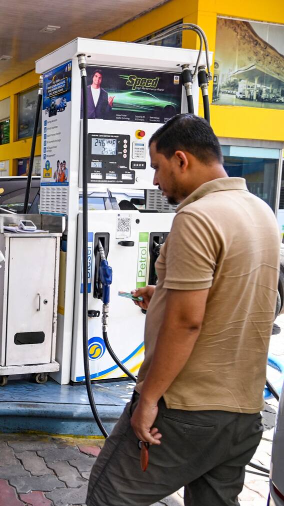 सारे टैक्स हटाने के बाद कितना सस्ता हो जाएगा पेट्रोल?