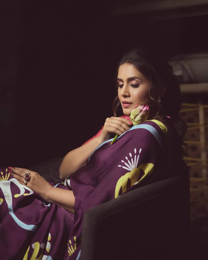 'दिल चाहता है' आणि 'मिशन कश्मीर' हे तिचे बॉलिवूडमधील लोकप्रिय चित्रपट आहेत. 2004 मध्ये आलेल्या ब्राईड अँड प्रीज्युडाईस या हॉलिवूड चित्रपटातही सोनाली कुलकर्णीने काम केलं आहे