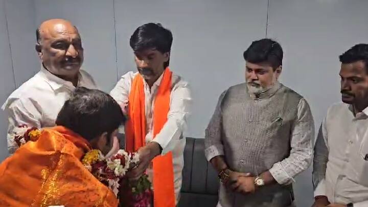 मनोज जरांगे गेल्या दोन वर्षांपासून मराठा आरक्षणासाठी आंदोलन करत आहेत. मागचं उपोषण सोडताना सरकारनं जरांगे यांना आश्वासन दिलं होतं.