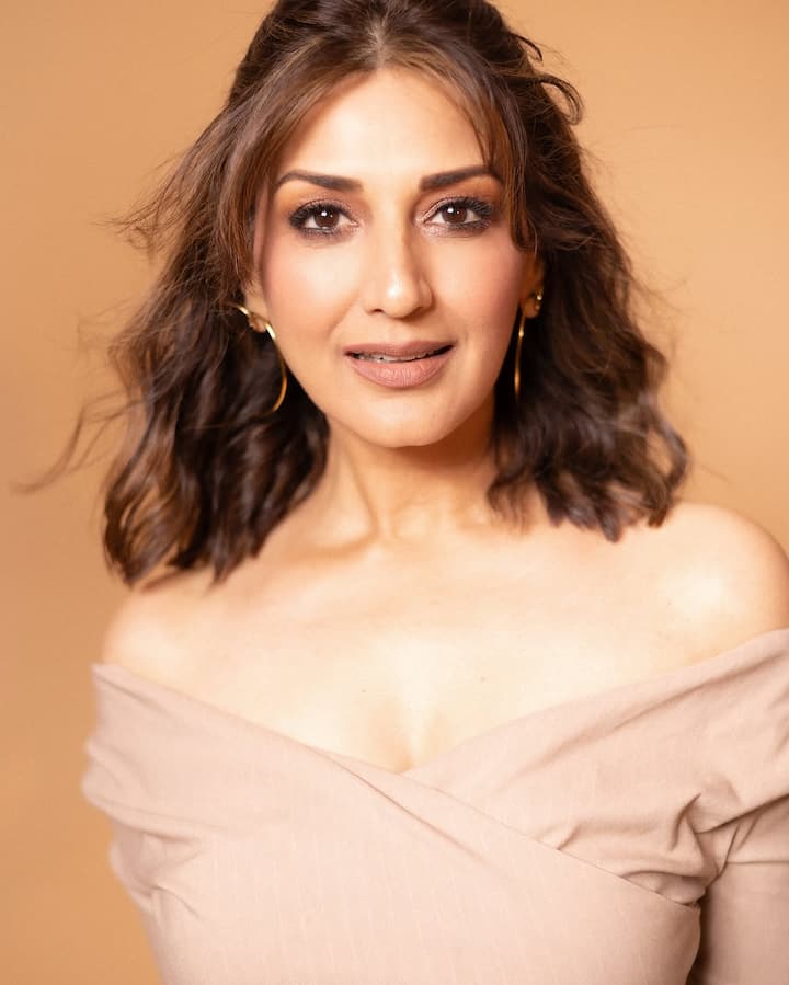 Sonali opted for a fresh and natural makeup look with a dewy base, soft pink blush and a nude brown lip. (All Images: Instagram/@iamsonalibendre)