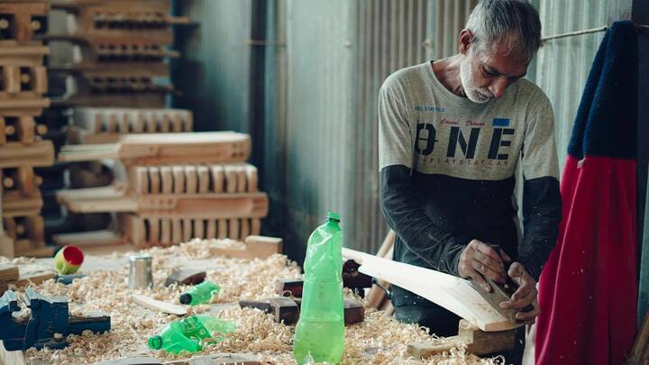 ऐसे में सवाल यह है कि आखिर क्रिकेट में बल्ले को लेकर क्या नियम हैं. क्रिकेट में बल्ले के दो हिस्से हैं पहला होता है हैंडल और दूसरा ब्लेड. हैंडल और बल्ला दोनों लकड़ी के होते हैं और हैंडल पर पकड़ मजबूत करने के लिए रबड़ की ग्रिप लगी होती है.