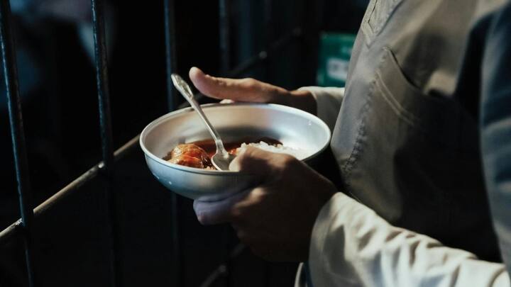 जेल के अंदर B और C क्लास भी होता है, कई जेलों में पॉलिटिशियन और स्पेशल क्लास भी होता है. पहले के समय में B क्लास में पढ़े-लिखे कैदियों को रखा जाता था.