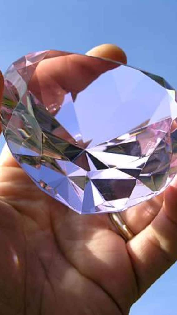 कितनी गर्मी से पिघल सकता है हीरा