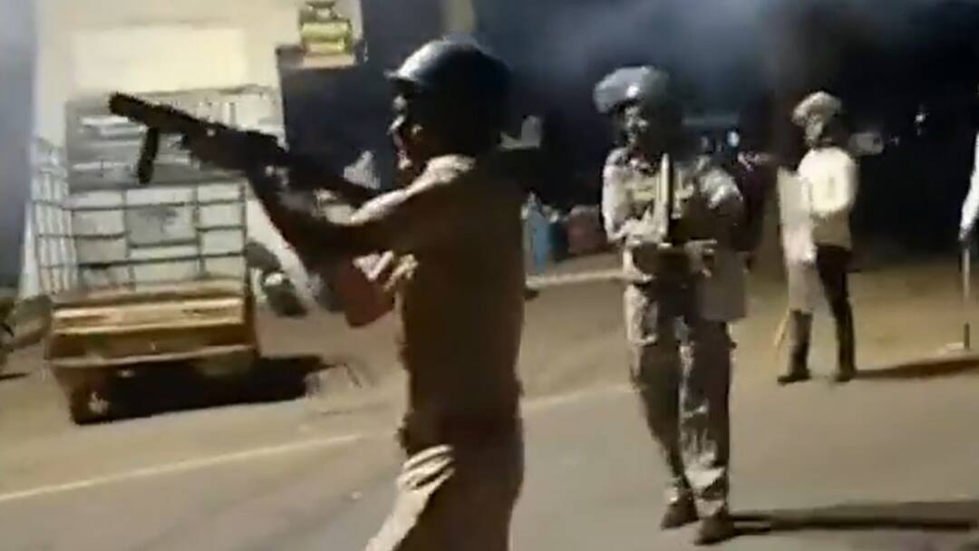 नाशिक में अवैध सात पीर दरगाह हटाने को लेकर बवाल, नगर निगम और पुलिस टीम पर पथराव, छोड़े गए आंसू गैस के गोले Nashik Violence over removal of illegal dargah stones pelted on Nagar Nigam police team tear gas shells fired in Maharashtra नाशिक में अवैध सात पीर दरगाह हटाने को लेकर बवाल, नगर निगम और पुलिस टीम पर पथराव, छोड़े गए आंसू गैस के गोले