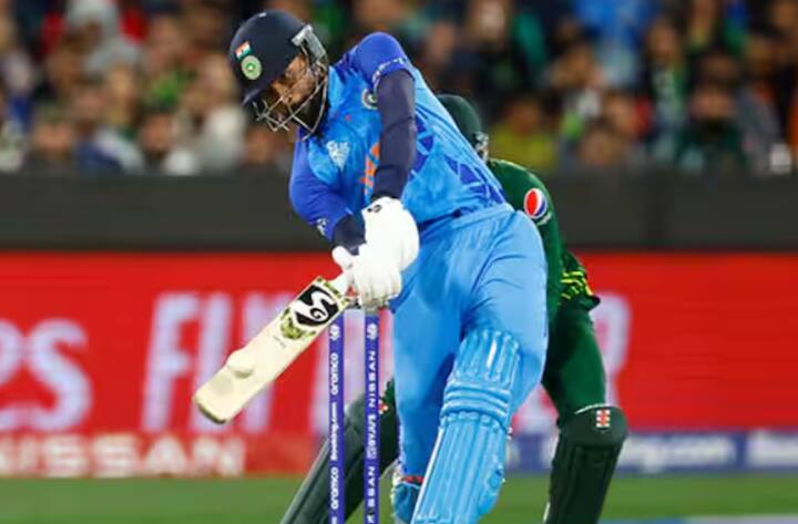 ਆਈਪੀਐਲ 2025 ਦਾ 29ਵਾਂ ਮੈਚ ਐਤਵਾਰ 13 ਅਪ੍ਰੈਲ ਨੂੰ ਦਿੱਲੀ ਦੇ ਅਰੁਣ ਜੇਤਲੀ ਸਟੇਡੀਅਮ ਵਿੱਚ ਮੁੰਬਈ ਇੰਡੀਅਨਜ਼ ਅਤੇ ਦਿੱਲੀ ਕੈਪੀਟਲਜ਼ ਵਿਚਕਾਰ ਖੇਡਿਆ ਗਿਆ। ਇਸ ਮੈਚ ਦੌਰਾਨ, ਜਦੋਂ ਸੂਰਿਆ ਕੁਮਾਰ ਯਾਦਵ ਦੇ ਆਊਟ ਹੋਣ ਤੋਂ ਬਾਅਦ ਹਾਰਦਿਕ ਪੰਡਯਾ ਬੱਲੇਬਾਜ਼ੀ ਕਰਨ ਆਏ, ਤਾਂ ਅੰਪਾਇਰਾਂ ਨੇ ਹਾਰਦਿਕ ਪੰਡਯਾ ਦੇ ਬੱਲੇ ਦੀ ਜਾਂਚ ਕੀਤੀ। ਦਰਅਸਲ ਉਹ ਇਹ ਯਕੀਨੀ ਬਣਾਉਣਾ ਚਾਹੁੰਦੇ ਸੀ ਕਿ ਉਨ੍ਹਾਂ ਦਾ ਬੱਲਾ ਕ੍ਰਿਕਟ ਦੇ ਮਿਆਰਾਂ 'ਤੇ ਖਰਾ ਉਤਰੇ। ਆਓ ਇਸ ਬਾਰੇ ਵਿਸਥਾਰ ਵਿੱਚ ਜਾਣੀਏ ਅਤੇ ਇਹ ਵੀ ਜਾਣੀਏ ਕਿ ਕ੍ਰਿਕਟ ਵਿੱਚ ਬੱਲੇ ਦੇ ਸਾਈਟ ਨੂੰ ਲੈਕੇ ਕੀ ਨਿਯਮ ਹਨ। ਜਦੋਂ ਹਾਰਦਿਕ ਪੰਡਯਾ ਬੱਲੇਬਾਜ਼ੀ ਲਈ ਬਾਹਰ ਆਏ ਤਾਂ ਅੰਪਾਇਰ ਨੇ ਹਾਰਦਿਕ ਪੰਡਯਾ ਦੇ ਬੱਲੇ ਦੀ ਜਾਂਚ ਕਰਨ ਲਈ ਇੱਕ ਡਿਵਾਈਸ ਦੀ ਵਰਤੋਂ ਕੀਤੀ। ਇਹ 13 ਅਪ੍ਰੈਲ ਨੂੰ ਖੇਡੇ ਗਏ ਮੈਚ ਵਿੱਚ ਤੀਜੀ ਵਾਰ ਦੇਖਣ ਨੂੰ ਮਿਲਿਆ ਸੀ।