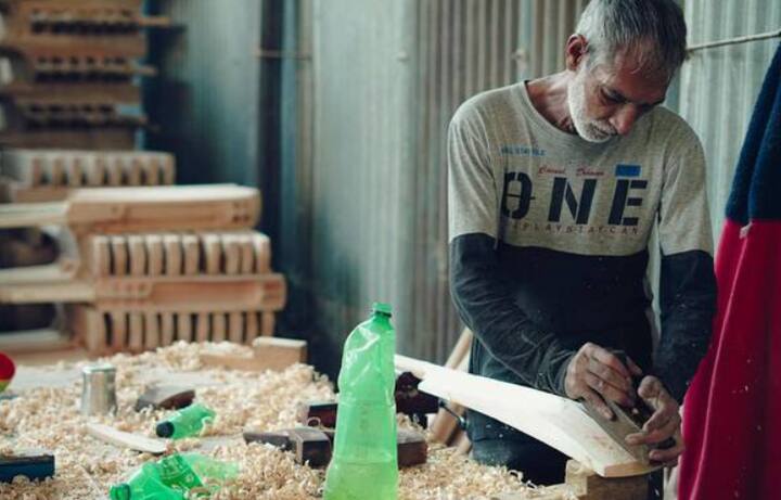 ਅਜਿਹੀ ਸਥਿਤੀ ਵਿੱਚ, ਸਵਾਲ ਇਹ ਹੈ ਕਿ ਕ੍ਰਿਕਟ ਵਿੱਚ ਬੱਲੇ ਸੰਬੰਧੀ ਕੀ ਨਿਯਮ ਹਨ? ਕ੍ਰਿਕਟ ਵਿੱਚ, ਬੱਲੇ ਦੇ ਦੋ ਹਿੱਸੇ ਹੁੰਦੇ ਹਨ, ਪਹਿਲਾ ਹੈਂਡਲ ਅਤੇ ਦੂਜਾ ਬਲੇਡ। ਹੈਂਡਲ ਅਤੇ ਬੱਲਾ ਦੋਵੇਂ ਲੱਕੜ ਦੇ ਬਣੇ ਹੁੰਦੇ ਹਨ ਅਤੇ ਬਿਹਤਰ ਪਕੜ ਲਈ ਹੈਂਡਲ ਵਿੱਚ ਰਬੜ ਦੀ ਪਕੜ ਹੁੰਦੀ ਹੈ।