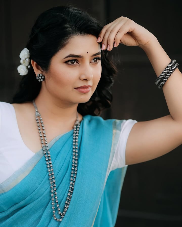 प्राजक्ताने या रीलच्या माध्यमातून “Mhalasa” (silver) collection ची जाहिरात केली आहे.