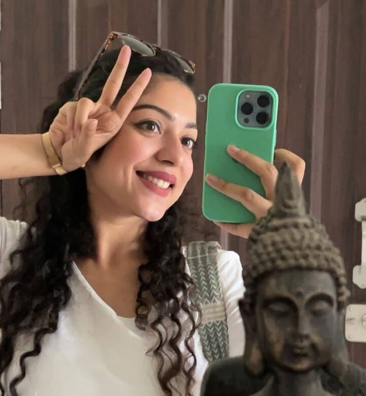 హీరోయిన్స్ ఫోటో గ్యాలరీలతో పాటు పొలిటికల్ అండ్ మూవీ అప్డేట్స్ కోసం ఏబీపీ దేశాన్ని ఫాలో అవ్వండి. (Image Courtesy: varshabollamma/ Instagram)