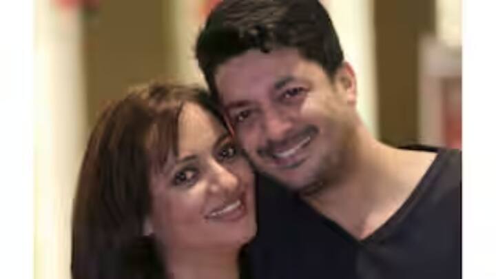 তবে ব্যক্তিগত সম্পর্কে চিড় ধরতেই, চিড় ধরে সেই প্রযোজনা সংস্থাতেও। যীশু বাবার নামে তৈরি হওয়া সেই প্রযোজনা সংস্থার নাম বদলে দেন নীলাঞ্জনা। নাম রাখেন দুই মেয়ের নামে। তবে এই সংস্থায় যীশুর অংশীদারিত্ব এখনও রয়েছে কি না, তা স্পষ্ট নয়।