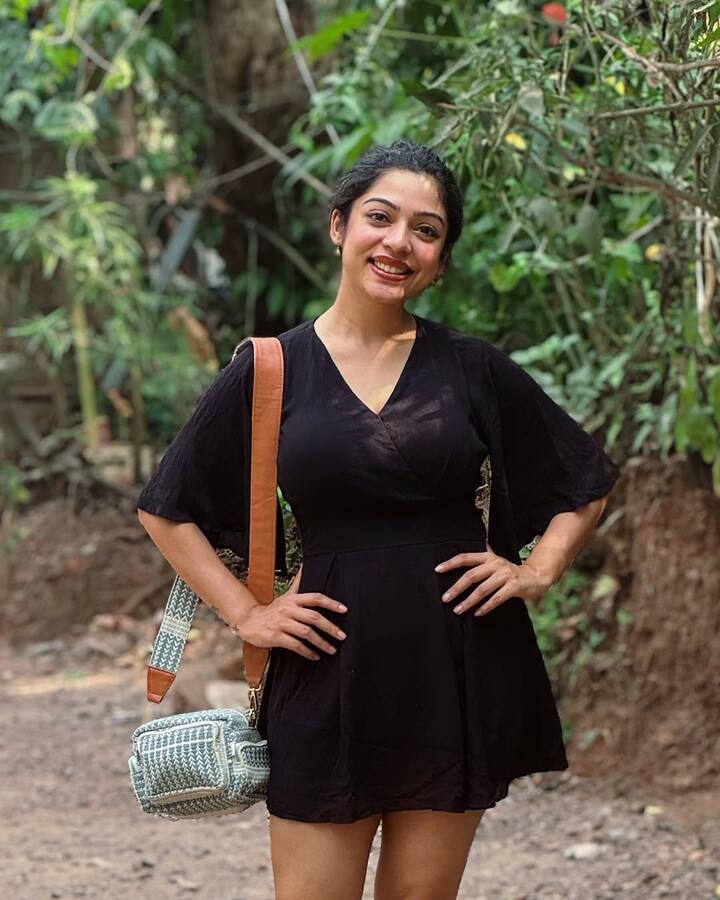 వర్షా బొల్లమ్మ ఫోటోల కింద ''ఎండలో తిరిగితే అవుతావు టాను బొల్లమ్మ క్యాప్షన్స్ కి నేను అయ్యాను ఫ్యాను'' అంటూ హీరోయిన్ శివాని రాజశేఖర్ కామెంట్ చేశారు. (Image Courtesy: varshabollamma/ Instagram)