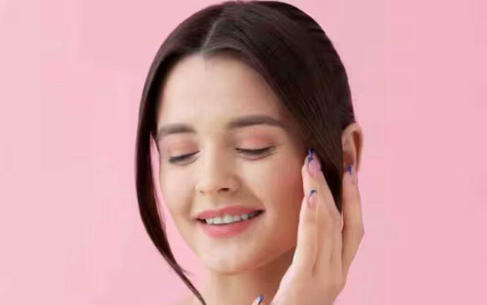 ਇਹ ਡਰਿੰਕ ਚਮੜੀ ਨੂੰ ਸਾਫ਼ ਅਤੇ ਚਮਕਦਾਰ ਬਣਾਉਂਦਾ ਹੈ ਕਿਉਂਕਿ ਇਹ ਸਰੀਰ ਵਿੱਚੋਂ ਜ਼ਹਿਰੀਲੇ ਪਦਾਰਥਾਂ ਨੂੰ ਬਾਹਰ ਕੱਢਣ ਵਿੱਚ ਮਦਦ ਕਰਦਾ ਹੈ। ਇਹ ਮੁਹਾਸੇ, ਦਾਗ-ਧੱਬੇ ਅਤੇ ਫਿੱਕੇਪਣ ਵਰਗੀਆਂ ਸਮੱਸਿਆਵਾਂ ਵਿੱਚ ਵੀ ਰਾਹਤ ਪ੍ਰਦਾਨ ਕਰਦਾ ਹੈ।