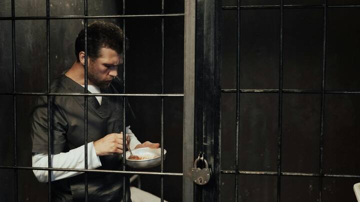 अगर कोई कैदी बीमार है और डॉक्टर ने उसके लिए कुछ स्पेशल डाइट लिखकर दी है तो उनको दूध, मक्खन और अंडे भी खाने के लिए दिए जाते हैं.